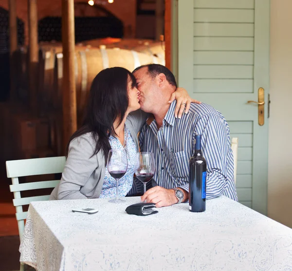 ワイン農場のカップルは 愛や彼らの記念日を祝うために一緒に ロマンスや日付ワイナリー感のテーブルで愛情のある男性と女性と幸せながら結合 — ストック写真