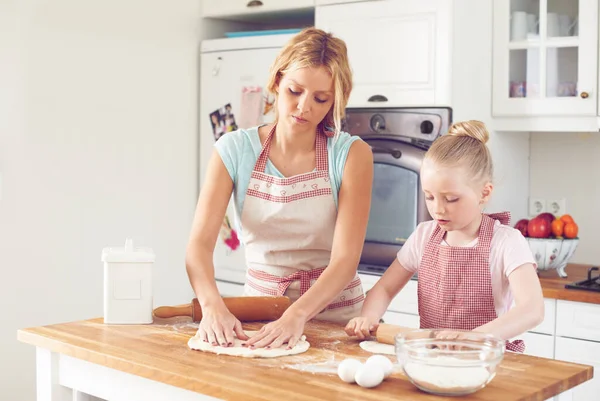 Het Zijn Allebei Enthousiaste Bakkers Schattig Klein Meisje Bakken Keuken — Stockfoto