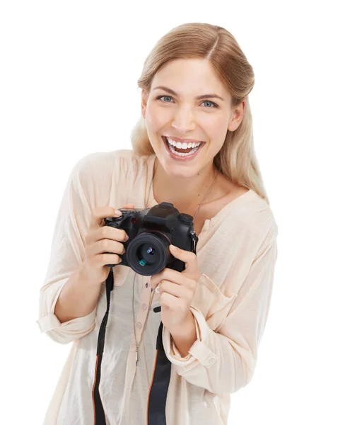 抓住每一刻 工作室拍摄到一个漂亮的年轻女子在白色背景下拿着相机 — 图库照片