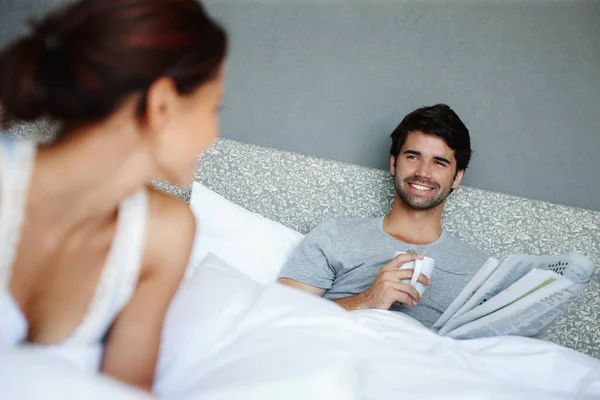 Menikmati Santai Pagi Hari Seorang Pria Tempat Tidur Tersenyum Pada — Stok Foto