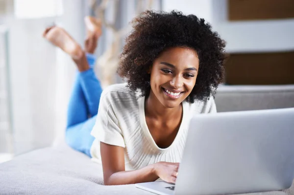 Lächeln Entspannen Und Frau Mit Laptop Tippen Und Verbindung Für — Stockfoto