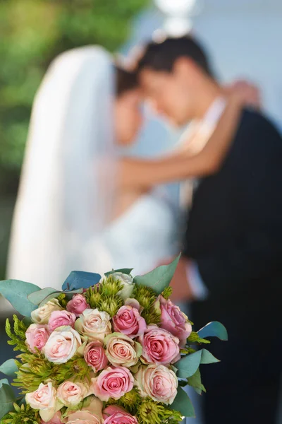 Hermoso Arreglo Floral Recién Casados Felices Con Foco Ramo Primer —  Fotos de Stock
