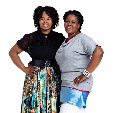 Güven güzelliktir. Beyaz arka planda duran iki Afrikalı kadının stüdyo portresi
