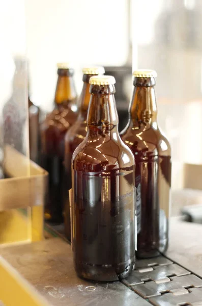 Výrobní Linka Pivo Láhve Továrně Pivovaru Nebo Závodě Alkoholové Sklo — Stock fotografie