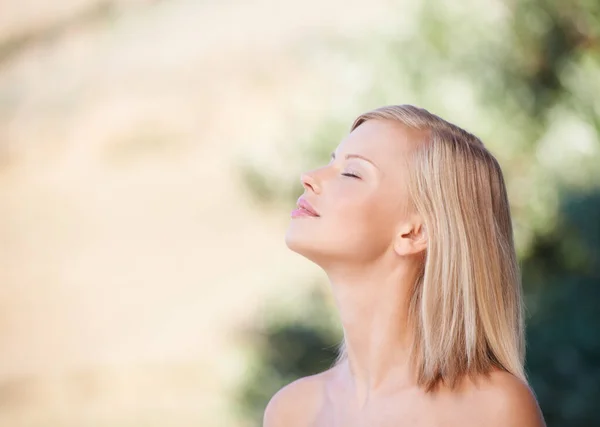 Cara Perfil Belleza Una Mujer Aire Libre Naturaleza Para Maquillaje —  Fotos de Stock