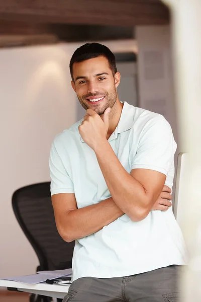 Real Reliable Portrait Casual Young Man Leaning His Desk — Stock Photo, Image