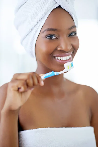 この歯磨き粉は私の乳白色を保護します 毎日の美しさの中で美しい若い女性が — ストック写真