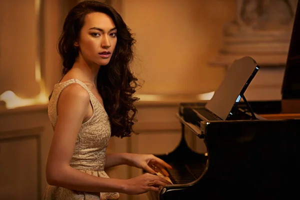 Shell Zal Vanavond Vermaken Een Mooie Jonge Vrouw Die Piano — Stockfoto