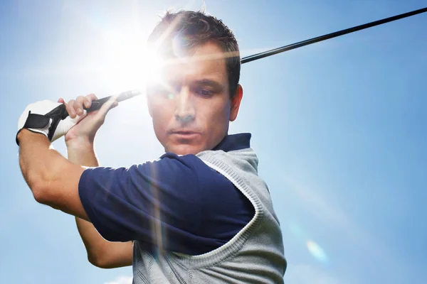 Golf Ernst Nehmen Junger Mann Bei Golfrunde Vor Blauem Himmel — Stockfoto