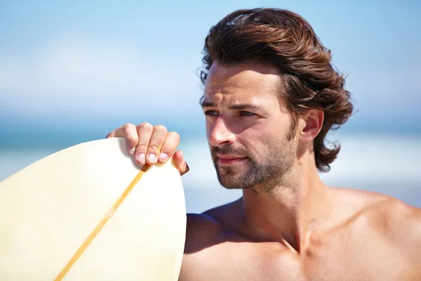Zmierzam Wody Atrakcyjny Młody Mężczyzna Który Idzie Surfować — Zdjęcie stockowe