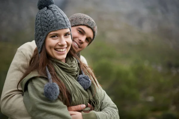 他们喜欢欣赏山景 一对快乐的年轻夫妇一边爬山一边欣赏风景 — 图库照片