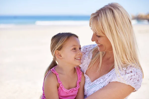 Haciéndonos Sonreír Una Madre Sentada Con Hija Playa —  Fotos de Stock