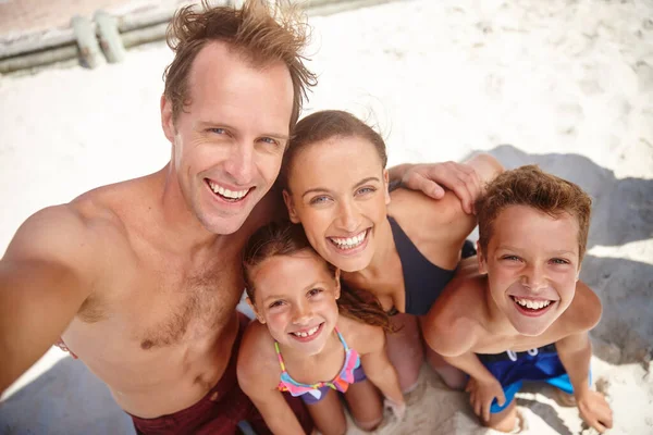 Thats Another One Vacation Album Happy Family Taking Selfie Beach — Stock Photo, Image