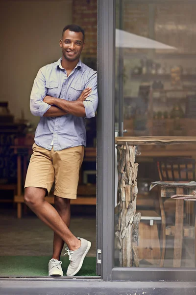 ドアのコーヒーショップ 黒人男性と中小企業の所有者の肖像画を歓迎する サービス キャリアの誇りと目標のための笑顔でレストランでバリスタ マネージャーやウェイターとして起業家の人 — ストック写真