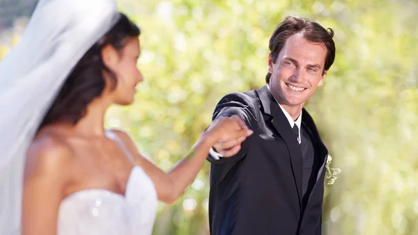 Álljunk Meg Egy Pillanatra Kettesben Egy Menyasszony Egy Vőlegény Esküvőjük — Stock Fotó