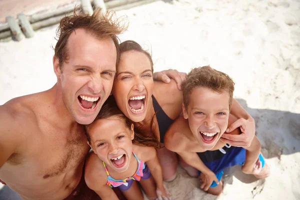 Best Vacation Ever Happy Family Taking Silly Selfie Beach — Stock Photo, Image