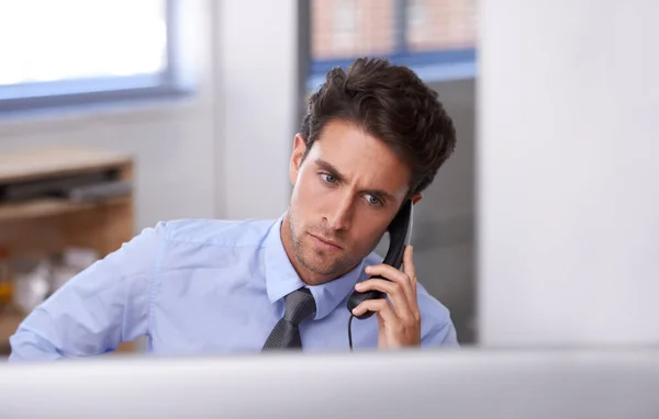 Utrzymujemy Kontakt Przystojny Młody Biznesmen Rozmawiający Przez Telefon — Zdjęcie stockowe