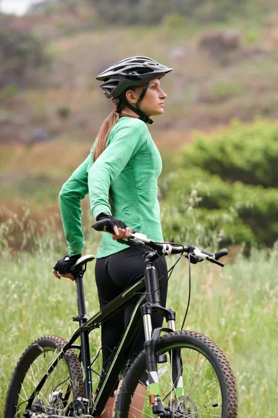 She Bikes Freedom Attractive Female Cyclist Standing Alongside Her Bike — Stock Photo, Image