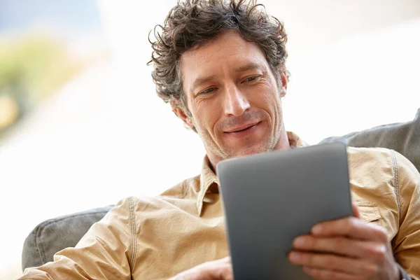 Boş Zaman Çevrimiçi Olgun Bir Adam Evdeki Kanepede Dijital Tablet — Stok fotoğraf
