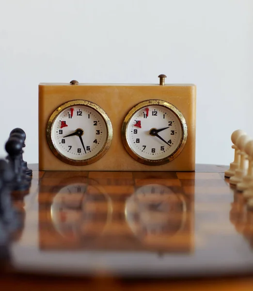 国际象棋运动 计时器和时钟的挑战隔离在一个白色背景的模拟工作室 棋盘和倒计时 警报和战术竞争的策略 逻辑和老式手表 — 图库照片