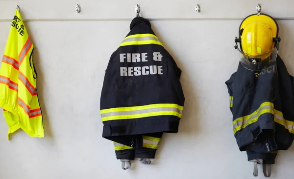 Brandman Uniform Och Kläder Hänger Väggställ Stationen För Brandskydd Brandmansutrustning — Stockfoto