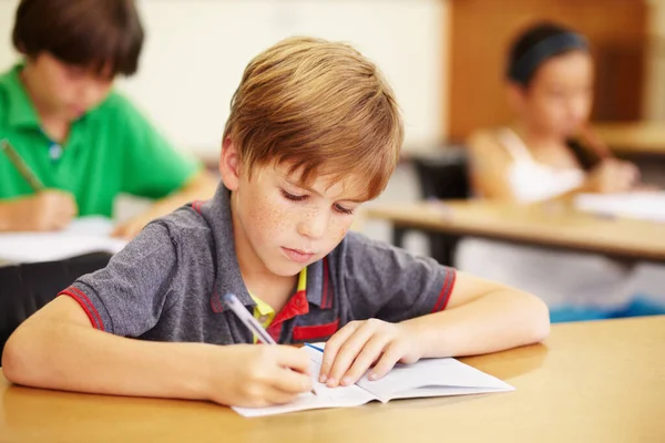 Jongen Schoolklas Schrijven Test Met Focus Concentratie Denken Voor Onderwijs — Stockfoto