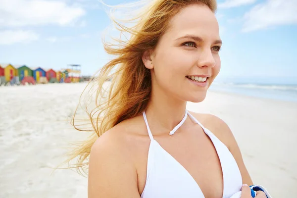 Plajı Çok Sever Sahilde Duran Güzel Genç Bir Kadın — Stok fotoğraf