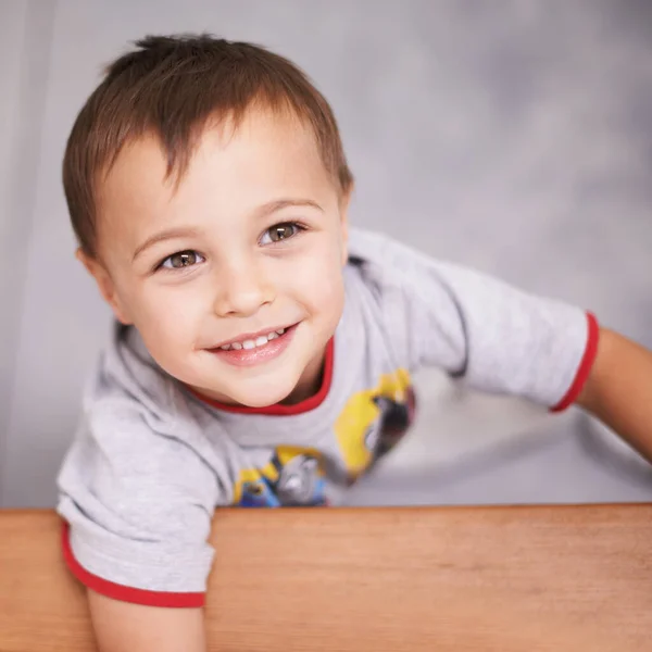 Счастливый Маленький Мальчик Высокоугловой Портрет Очаровательного Мальчика — стоковое фото