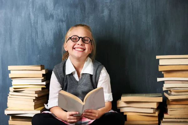 Een Soort Boekenwurm Een Gelukkig Blond Meisje Lezen Klas Omringd — Stockfoto