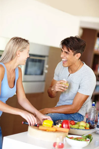Tempo Lazer Cozinha Jovem Rindo Enquanto Conversa Com Sua Namorada — Fotografia de Stock