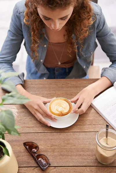 Bir Fincan Taze Kahveyle Rahatlıyorum Kafede Kahve Içen Genç Bir — Stok fotoğraf