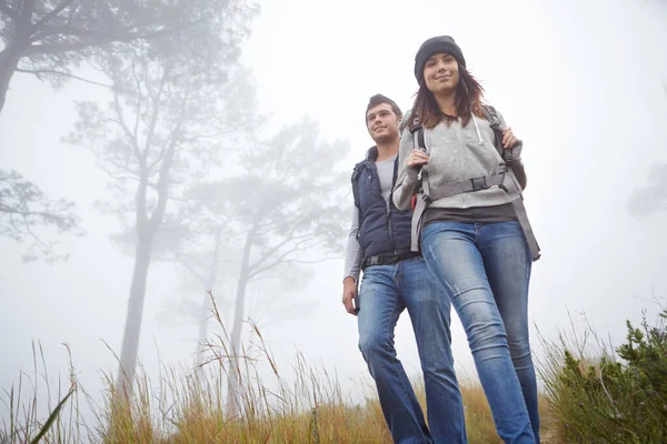 要去野外 一对年轻夫妇在多雾的天气沿着小路徒步旅行 — 图库照片