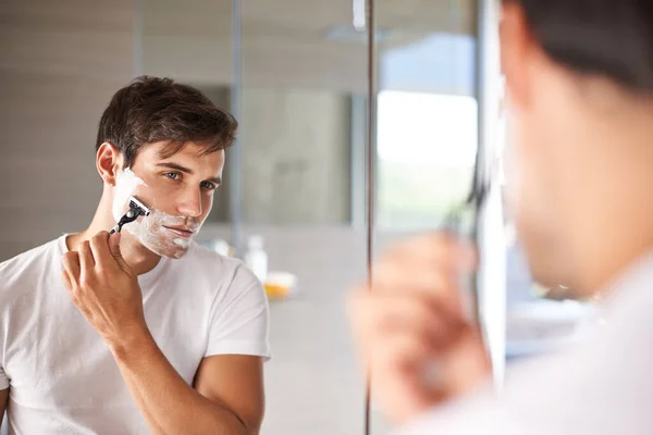 在浴室里的镜子 剃须和人的脸 用于家庭的面部整容 健康和皮肤护理 护肤和严重的男性须刮胡子 以便卫生 清洁和用剃须刀除毛 — 图库照片
