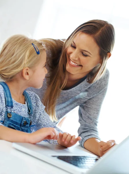 Matka Nejlepší Učitelka Šťastná Matka Pomáhá Její Holčičce Notebookem — Stock fotografie