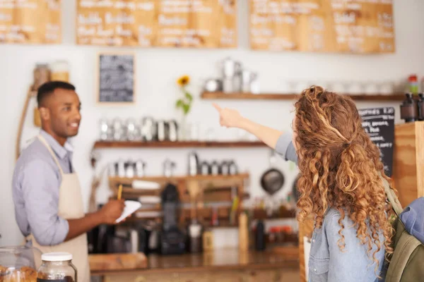 Mulher Café Apontando Para Menu Parede Com Barista Notas Serviço — Fotografia de Stock