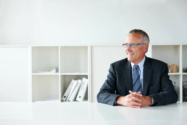 Zufrieden Mit Dem Erreichten Ein Leitender Geschäftsmann Sitzt Einem Tisch — Stockfoto