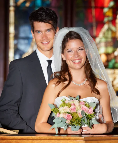 Retrato Felicidade Recém Casada Retrato Jovem Casal Recém Casado Frente — Fotografia de Stock