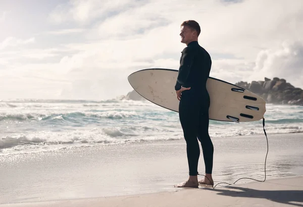 Surf Levou Uma Viagem Auto Descoberta Jovem Segurando Sua Prancha — Fotografia de Stock