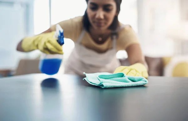 ウイルスや細菌に対する目に見えないシールド 家でテーブルを消毒する若い女性が — ストック写真