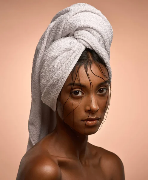 Elmerülve Világ Örömeiben Portré Egy Gyönyörű Fiatal Nőről Akinek Haja — Stock Fotó
