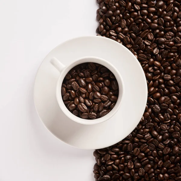 コーヒーがすべてを良くすることは普遍的に認められている真実 半分と半分の背景にコーヒー豆で満たされたカップの閉鎖ショット — ストック写真