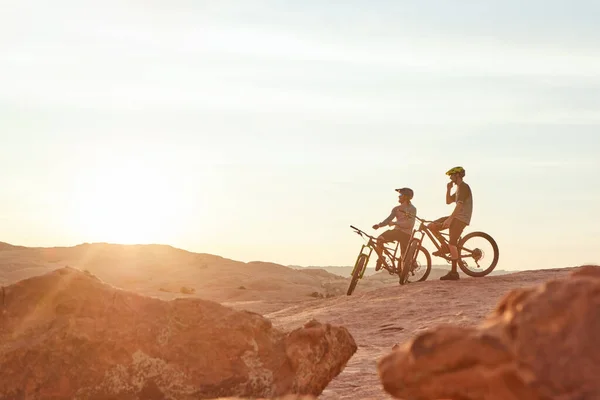 자연을 탐구하는 방법이죠 광야에서 선수가 자전거를 — 스톡 사진