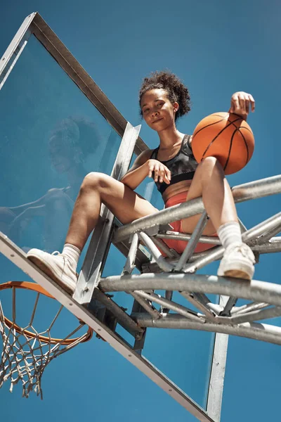 Сохраняй Спокойствие Стреляй Портрет Спортивной Девушки Сидящей Баскетбольном Кольце Спортивной — стоковое фото