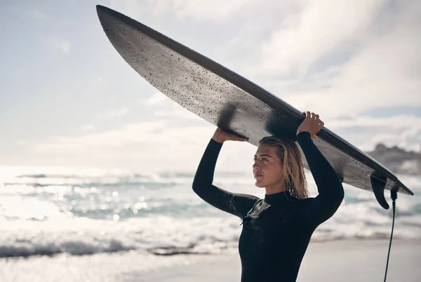 Ощущение Упадка Молодая Женщина Доской Серфинга Голове Пляже — стоковое фото