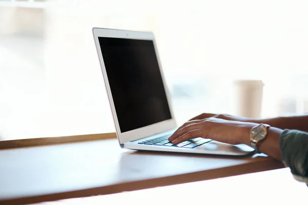 Kahve Saati Ekran Saatiyle Buluşur Kafede Dizüstü Bilgisayar Kullanan Bir — Stok fotoğraf