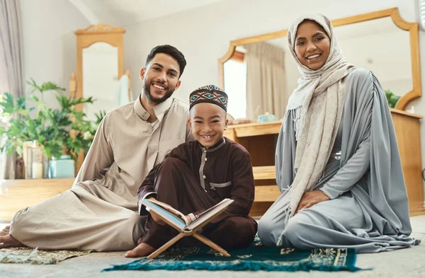 読書は普通の人の上に立ちたい人のために不可欠です 若いイスラム教徒のカップルと彼らの息子が自宅のラウンジで — ストック写真