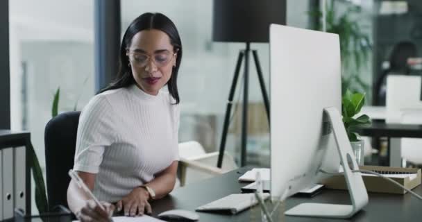 Ordenador Tomando Notas Mujer Negocios Lugar Trabajo Oficina Para Investigación — Vídeos de Stock