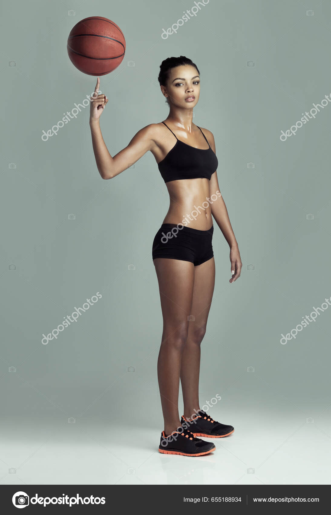 Prática Feita Perfeita Estúdio Tiro Jovem Jogador Basquete Forma Contra —  Foto © PeopleImages.com 655188934