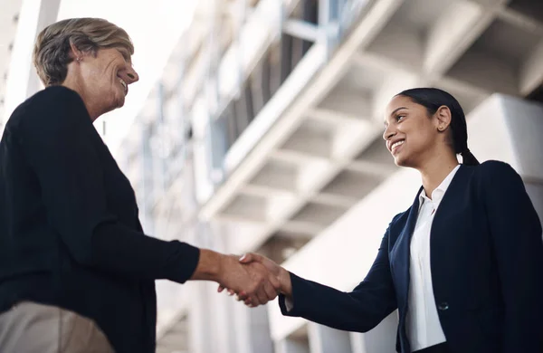 创造快乐客户的专家 两个女商人在城市背景下握手 — 图库照片