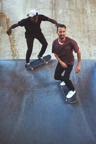 Fedezd Fel Újra Örömöt Két Fiatalember Korcsolyázik Skateparkban — Stock Fotó